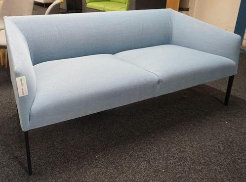 Arper Saari Sofa | Design bank | Licht blauw | 2-zits, Huis en Inrichting, Banken | Bankstellen, Gebruikt, Rechte bank, Tweepersoons