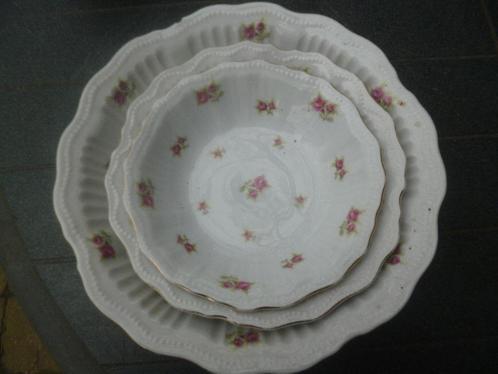 Nest schalen set Victoria geschulpte rand vol roze roosjes, Antiek en Kunst, Antiek | Servies los, Ophalen of Verzenden