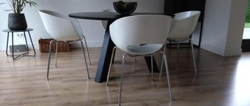 4 stoelen bij eetkamertafel  beschikbaar voor biedingen
