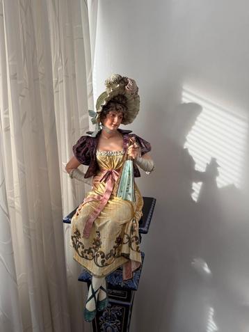 Antieke Dame Beeld met Parasol op zuil beschikbaar voor biedingen