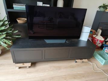 Mooi zwart houten TV meubel, met 2 lades en een vak.