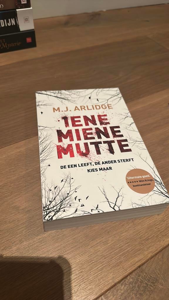 M.J. Arlidge - Iene Miene Mutte, Ophalen of Verzenden, Zo goed als nieuw, M.J. Arlidge
