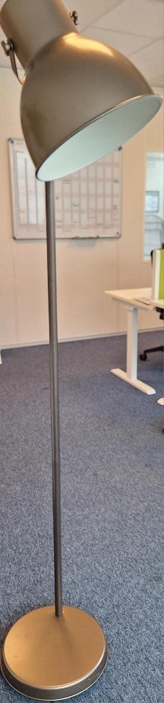 Vloerlamp  beschikbaar voor biedingen