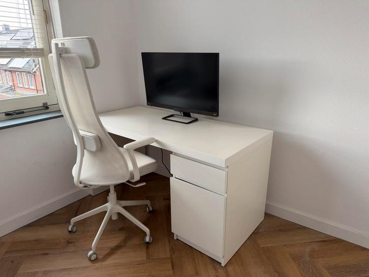 Ikea Malm bureau wit met Ikea Markus bureaustoel, Huis en Inrichting, Bureaus, Zo goed als nieuw, Ophalen