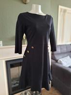 Due Amanti knopen zwart jurk 2 M 38 40 gratis verz in NL, Kleding | Dames, Maat 38/40 (M), Verzenden, Zwart, Zo goed als nieuw