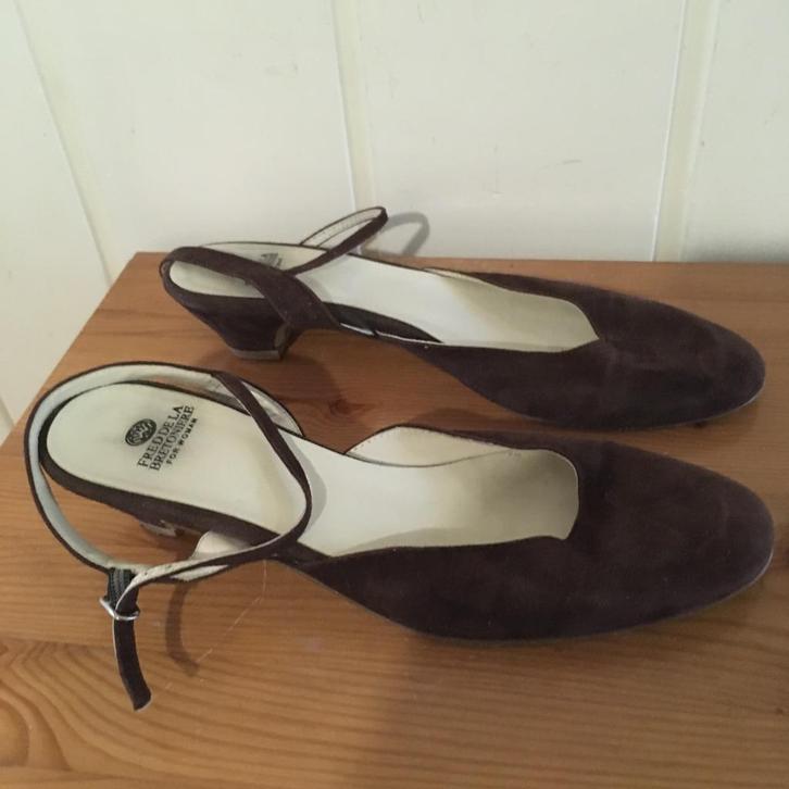 Bruine suede leren open pumps Fred de la Bretoniere, maat 39, Kleding | Dames, Schoenen, Zo goed als nieuw, Pumps, Bruin, Verzenden