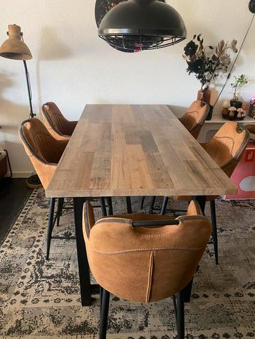 Bartafel met 5 barstoelen beschikbaar voor biedingen