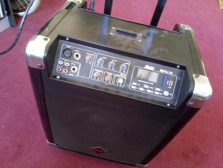 Alecto mpa-75 werkt op netspanning of een ingebouwde accu. H, Muziek en Instrumenten, Versterkers | Keyboard, Monitor en PA, Gebruikt