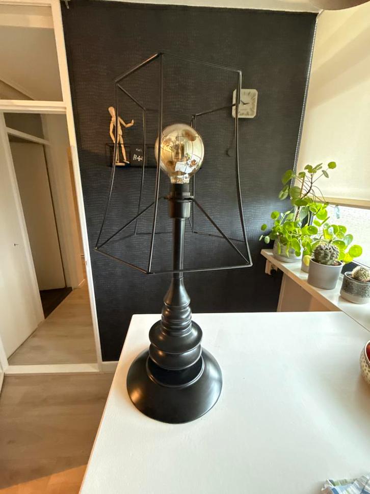 Moderne zwarte tafellamp, Huis en Inrichting, Lampen | Tafellampen, Zo goed als nieuw, 50 tot 75 cm, Metaal, Ophalen of Verzenden