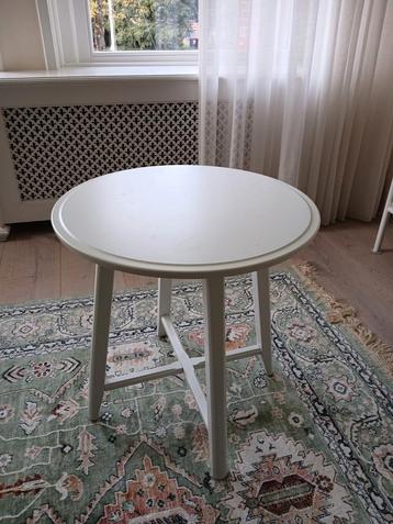 Tafeltje beschikbaar voor biedingen