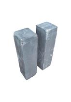 2 betonpoeren,19 x 19 x 70 cm - nr: D38