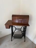 Singer naaimachine met houten kap en onderstel, Ophalen