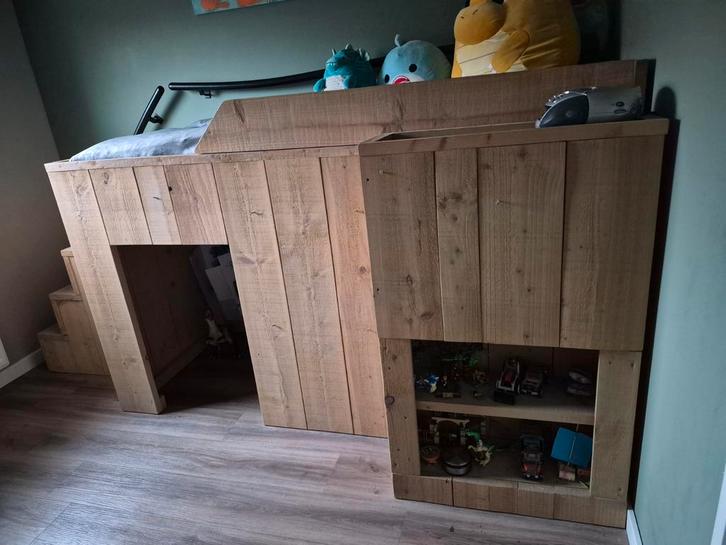 Stevig houten halfhoogslaper met opbergruimte, Kinderen en Baby's, Kinderkamer | Stapelbedden en Hoogslapers, Zo goed als nieuw