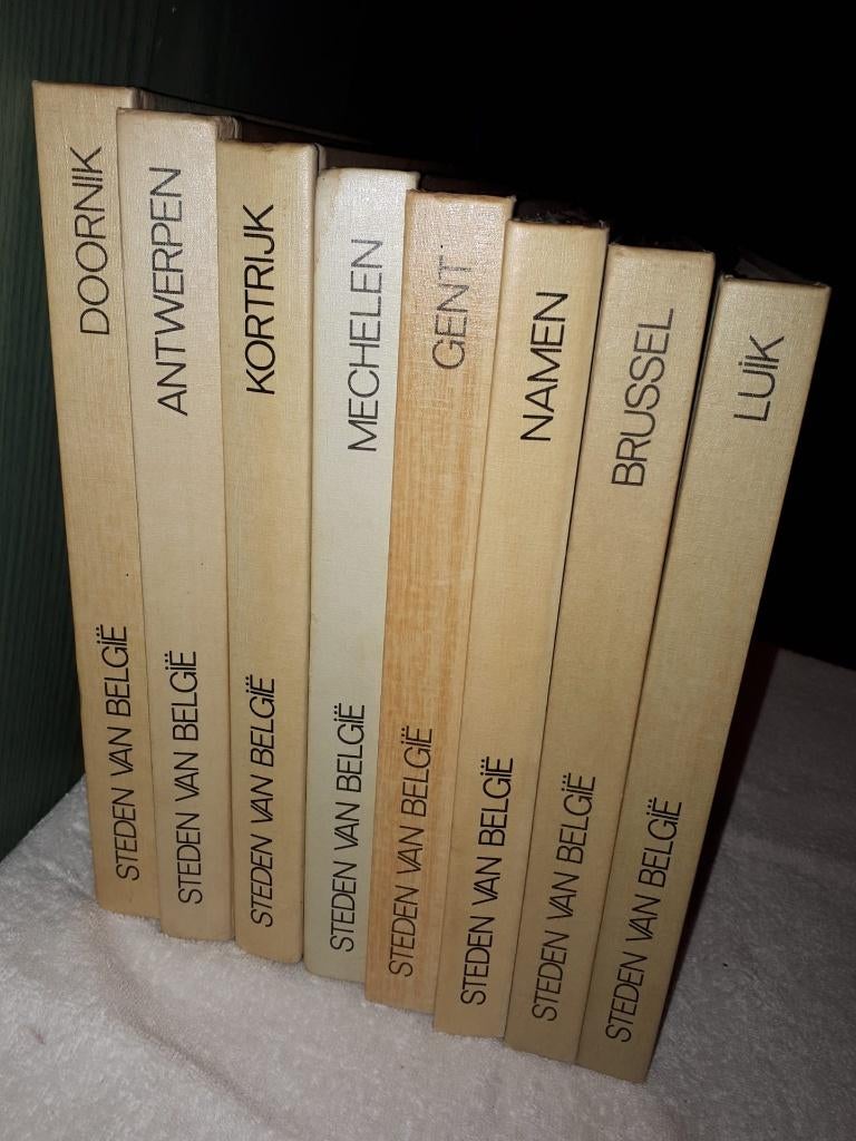 3 oude boeken steden Belgie, Artis Historia, Antiek en Kunst, Ophalen of Verzenden