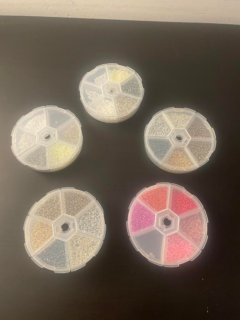 Kralen set - 5 doosjes met diverse kleuren en maten, Hobby en Vrije tijd, Kralen en Sieraden maken, Ophalen of Verzenden, Zo goed als nieuw