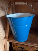 Vintage blauwe emaille emmer met houten handvat, Huis en Inrichting, Emmers, Ophalen, Gebruikt, Overige materialen, Met handgreep