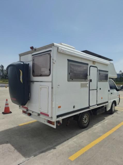 Wie neemt onze Nederlandse camper in Zuid Amerika over?, Caravans en Kamperen, Campers, Standaard zit, Alkoof, Reservewiel, Tot en met 2