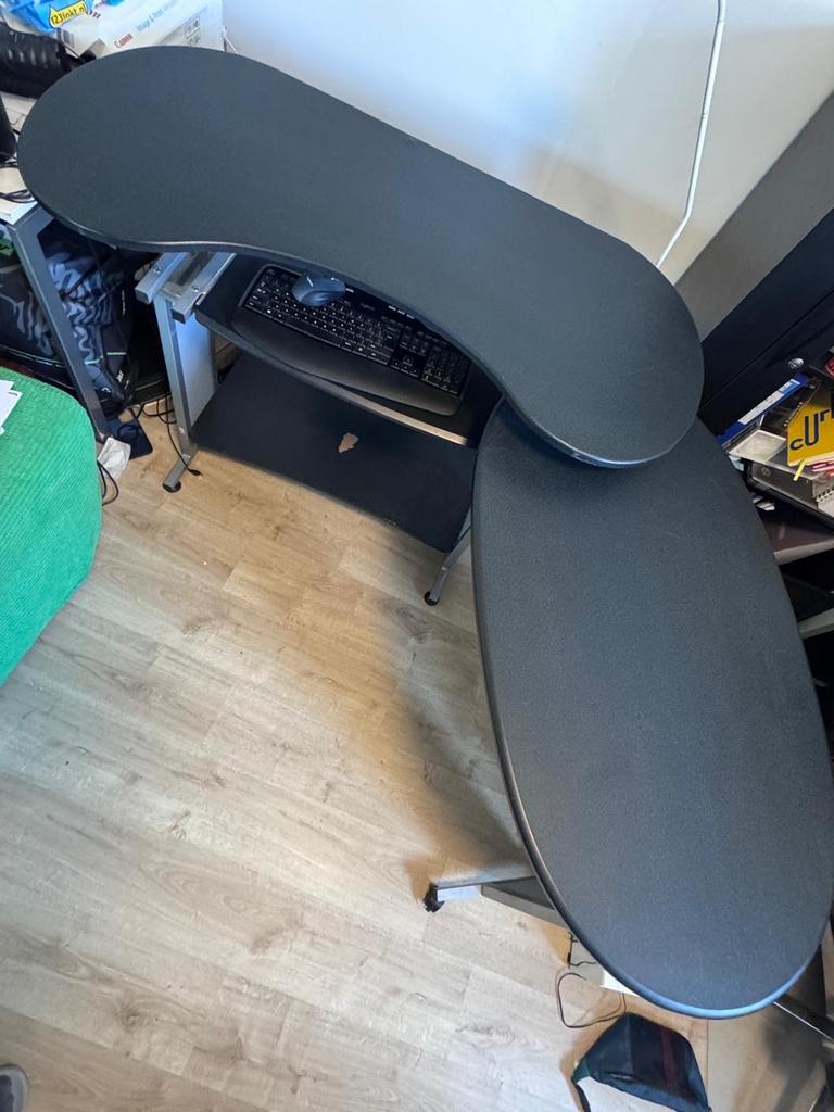 Compact computerbureau met uitschuifbaar toetsenbordblad, Gebruikt, Metaal, Ophalen of Verzenden, Overige merken