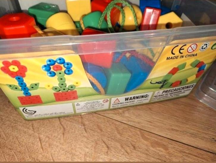 Grote doos met kralen voor kinderen, Kinderen en Baby's, Speelgoed | Educatief en Creatief, Zo goed als nieuw, Knutselen, Bouwen