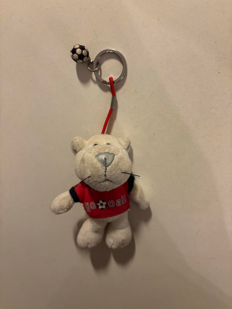 NICI sleutelhanger met voetbal kat leeuw in wit met shirt!, Verzamelen, Sleutelhangers, Ophalen of Verzenden, Gebruikt, Dier of Natuur