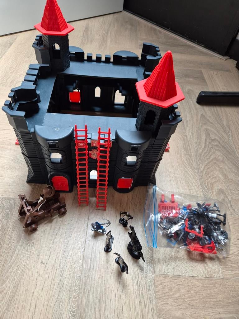 Speelkasteel met figuurtjes en kanon, Ophalen, Zo goed als nieuw