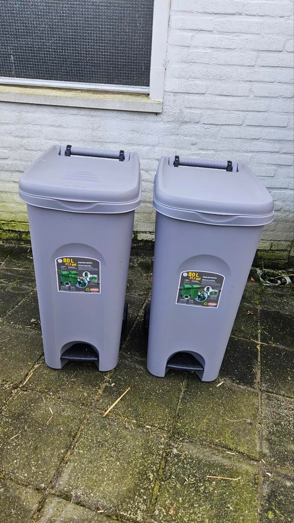 Grijze container 80 liter met wieltjes en pedaal 2x, Ophalen, Kunststof, Gebruikt, Met pedaal