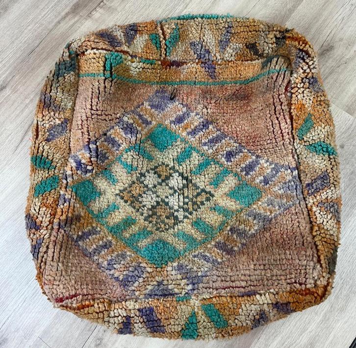 Nieuwe Marokkaanse berber wollen kelim, vloerkussen poef, Huis en Inrichting, Banken | Voetenbanken en Poefen, Nieuw, 50 tot 75 cm