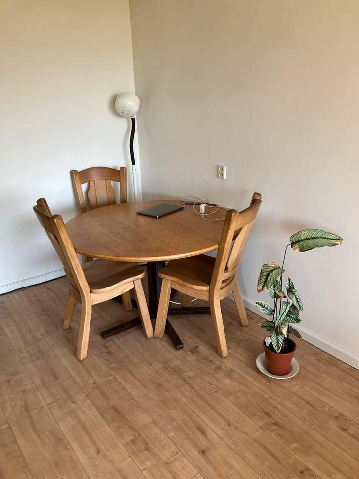 Ronde eettafel met 4 bijpassende zetels, robust en stevig, Huis en Inrichting, Tafels | Eettafels, Gebruikt, 100 tot 150 cm, Vier personen