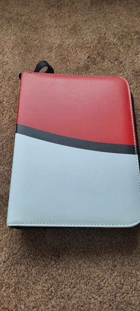 Pokemon karten boek, Ophalen, Zo goed als nieuw, Rood, Met beschermhoes of tas