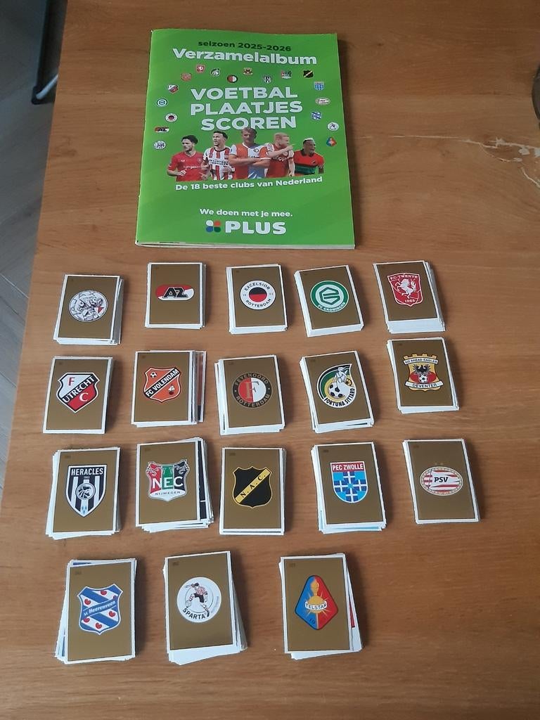 Plus Voetbal verzamelalbum seizoen 2025-2026 met plaatjes - Sportartikelen en Voetbal