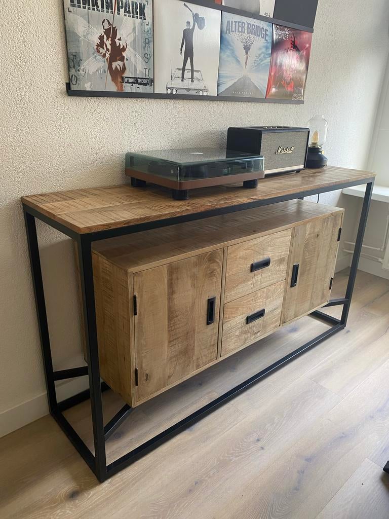 mangohouten dressoir met metalen frame, Ophalen, 100 tot 150 cm, Zo goed als nieuw, Met lade(s)