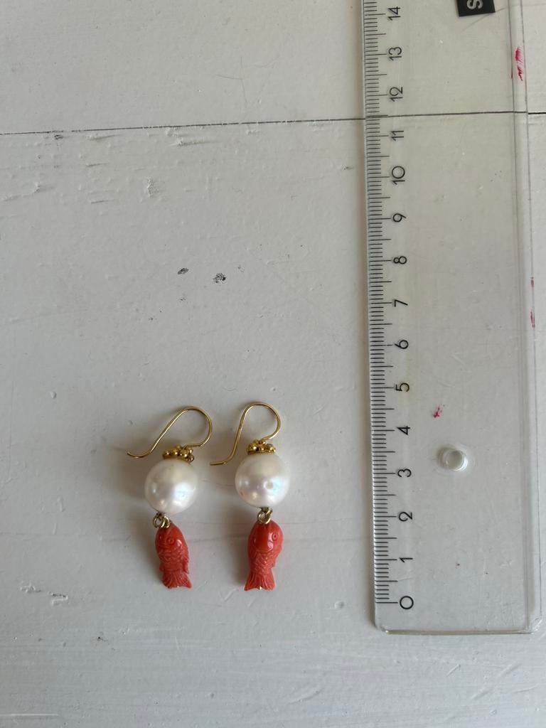 18K Gouden oorbellen met parel en bloedkoraal Visjes BLGK, Sieraden, Tassen en Uiterlijk, Oorbellen, Hangers, Ophalen of Verzenden