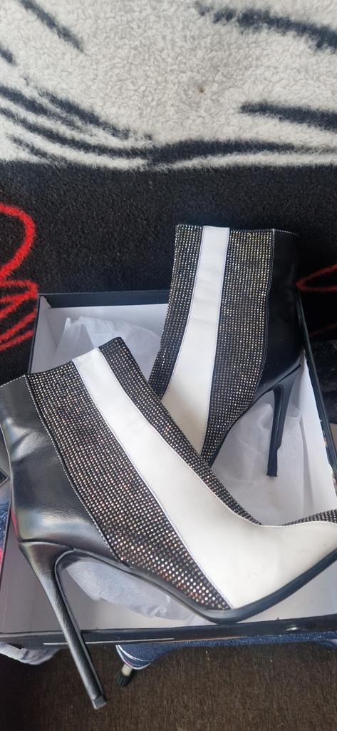 Enkellaarsjes zwart-wit met steentjes maat 39, Kleding | Dames, Schoenen, Zwart, Lage of Enkellaarzen, Ophalen of Verzenden, Zo goed als nieuw