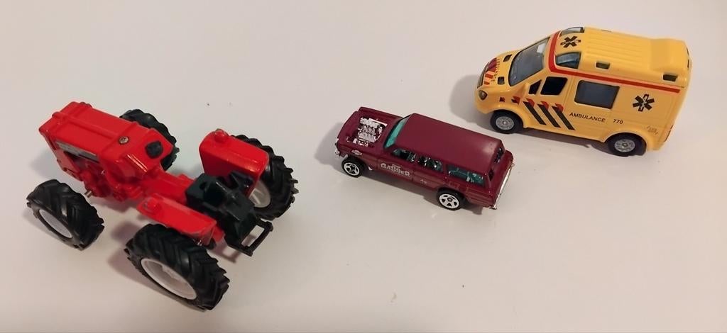 3 metalen speelgoedvoertuigen: tractor, auto, ambulance, Ophalen of Verzenden, Gebruikt
