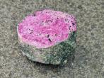 Grote Robijn in Ziosiet mineraal steen, 1 zijdig geslepen., Ophalen of Verzenden, Mineraal