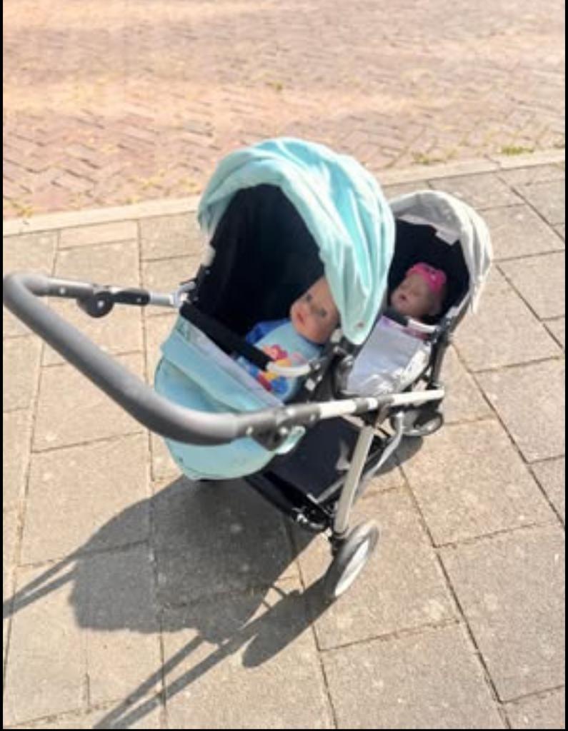 Tweeling poppenwagen met poppen - verstelbaar, Kinderen en Baby's, Speelgoed | Poppen, Ophalen of Verzenden, Gebruikt, Babypop