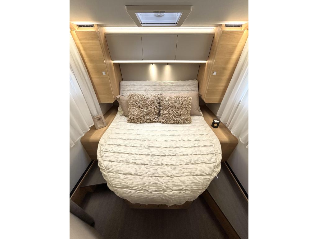 Adria Matrix 650 DC QUEENSBED + HEFBED + FACE TO FACE 2023, 7 tot 8 meter, Bedrijf, Adria, Tot en met 4
