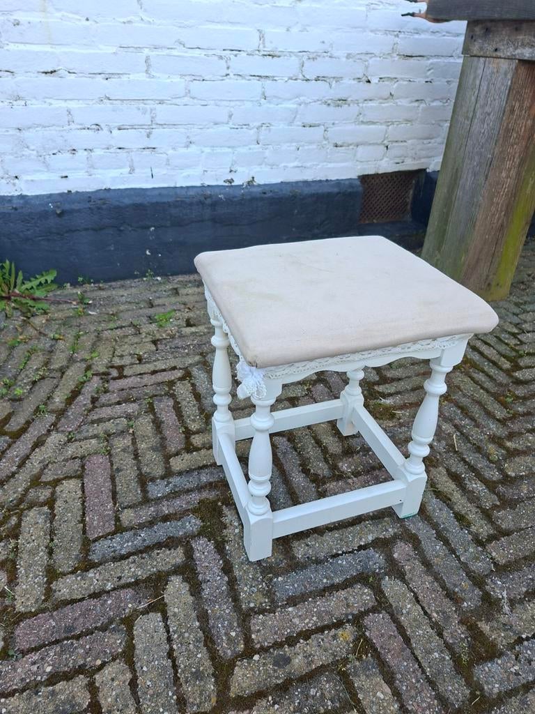 Vintage witte kruk met stoffen zitting, Ophalen, Gebruikt, Hout