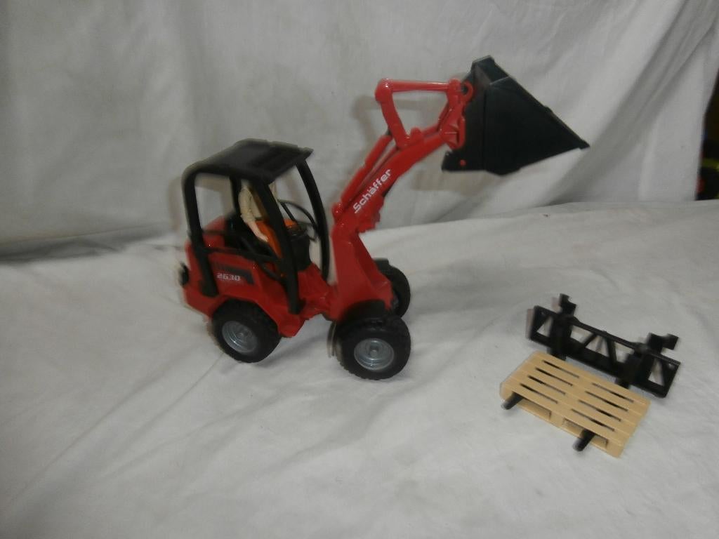Bruder Schaffer 2630 Loader met speelfiguur en accessoires, Ophalen, Zo goed als nieuw