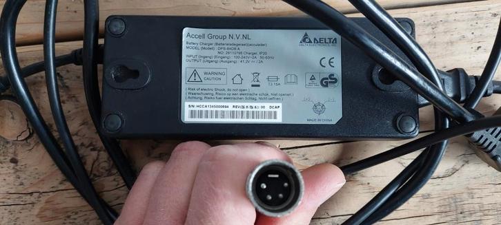 Acculader - Accu oplader - Sparta, Koga, Batavus - 4 Pins, Fietsen en Brommers, Fietsaccessoires | Overige Fietsaccessoires, Zo goed als nieuw