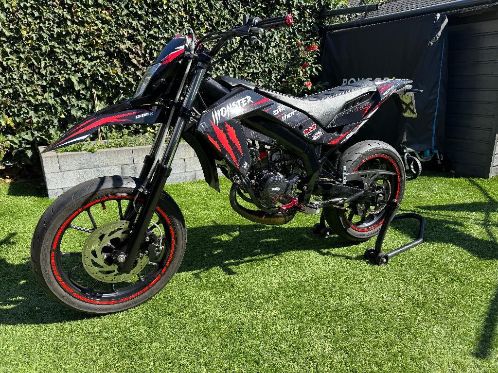 Aprilia SX 50 2017 in top staat! Monster Edition, Fietsen en Brommers, Brommers | Derbi, Ophalen, 6 versnellingen, Zo goed als nieuw