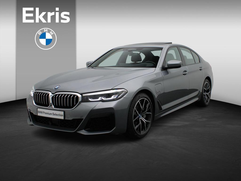 BMW 5 Serie Sedan 545e xDrive M Sportpakket | Trekhaak | Sch, Auto's, BMW, Stof, Gebruikt, 394 pk, Bedrijf