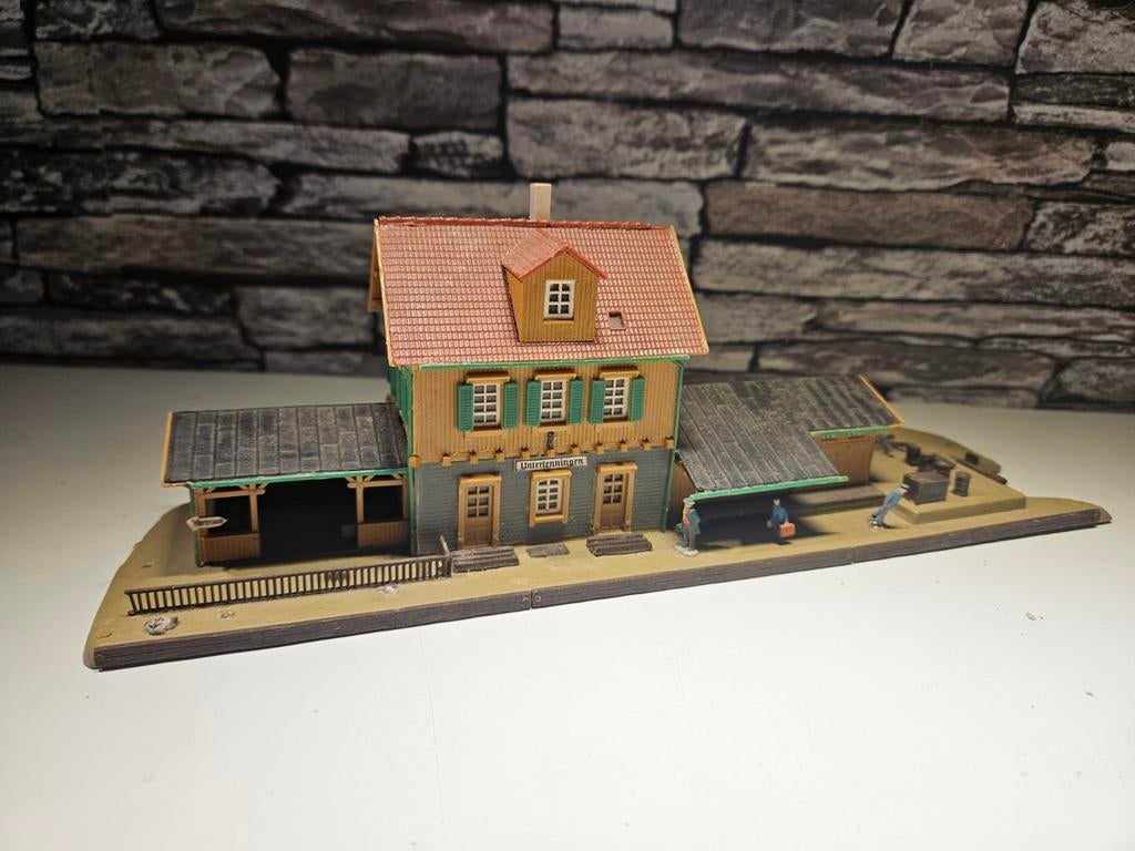 Station stationsgebouw bahnhof N spoor modeltrein 1:160, Overige merken, Gebruikt, Gelijkstroom of Wisselstroom, Brug, Tunnel of Gebouw