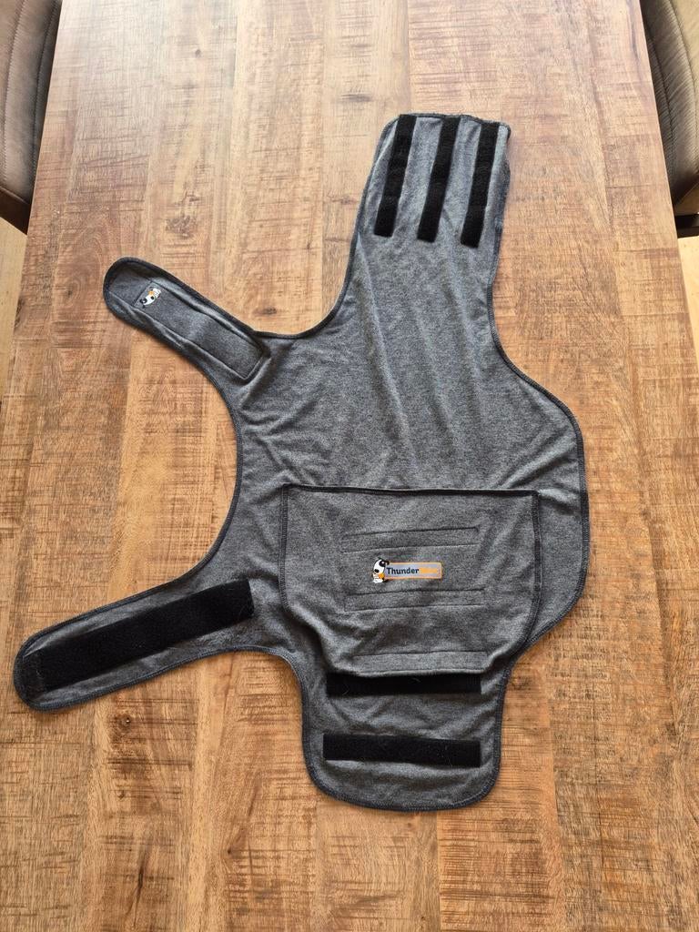 Thunder shirt maat L Kalmeringsvest / Kalmeringsjas, Dieren en Toebehoren, Ophalen