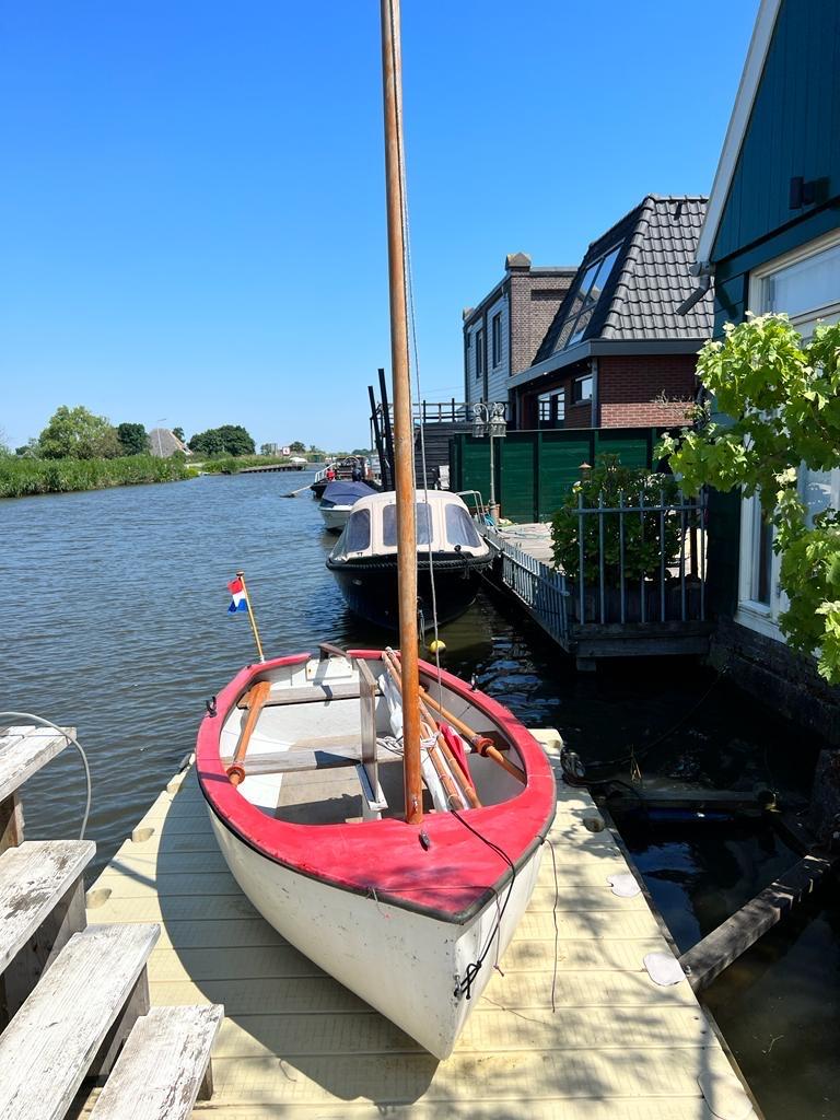 Kleine open zeilboot met rood dek, Hobby en Vrije tijd, Theezakjes, Ophalen of Verzenden, Overige typen