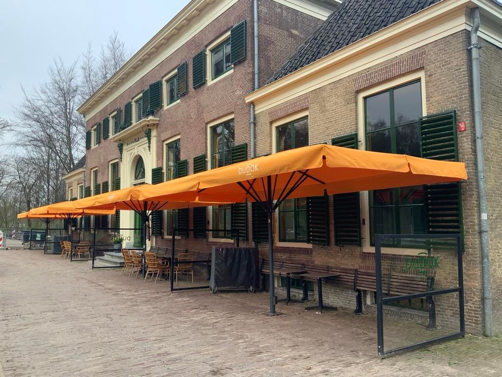 Grote oranje parasols voor horeca of evenementen, Gebruikt, Kantelbaar, Ophalen of Verzenden, Zweefparasol