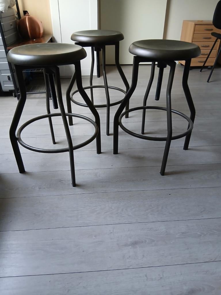 In hoogte verstelbare bronzen barkrukken/eetkrukken, Ophalen, Gebruikt, In hoogte verstelbaar, 60 tot 90 cm