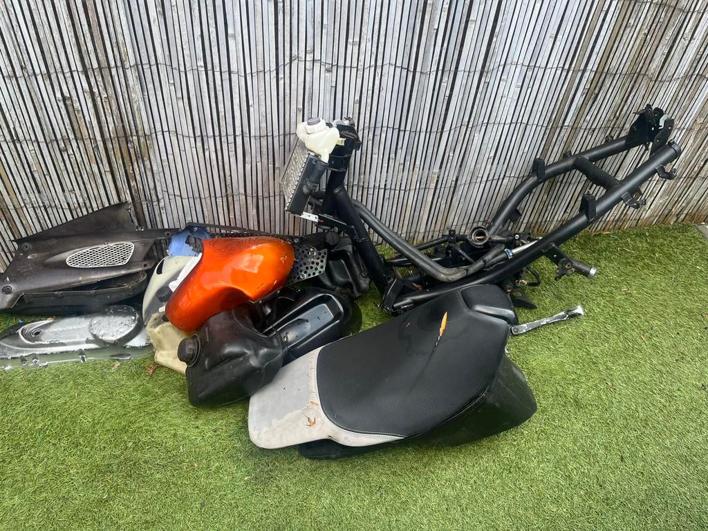 Peugeot speedfight 2 frame wok mag goedkoop weg, Fietsen en Brommers, Brommeronderdelen | Scooters, Ophalen, Gebruikt, Frame, Peugeot