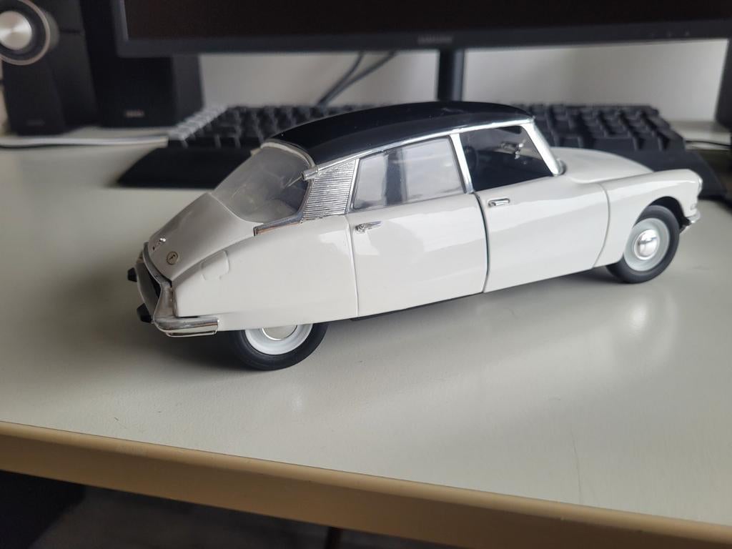 Citroën DS 19 Berline bleue Solido 1/18 - Collection