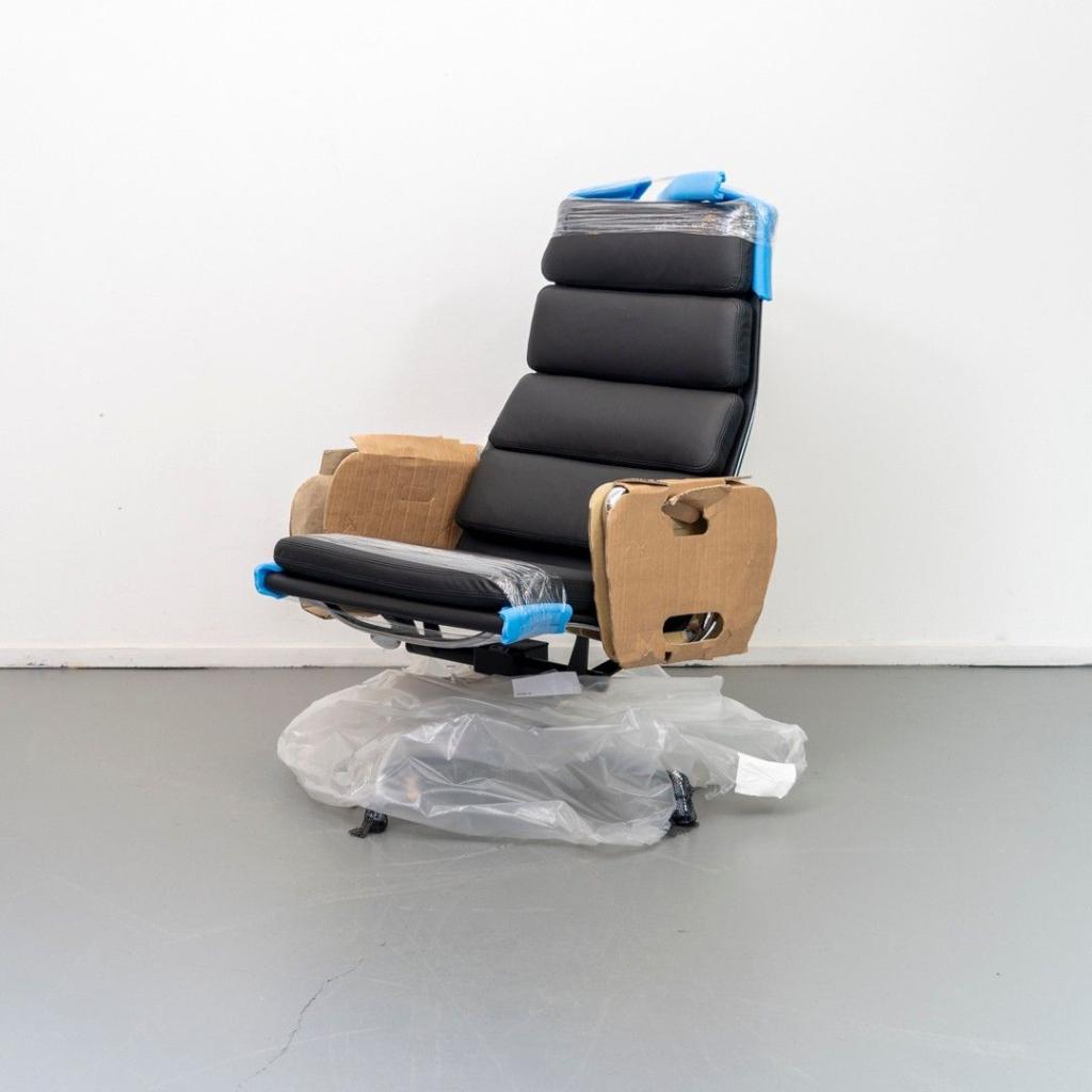 2x Vitra Eames EA 222 SoftPad Loungechair Zwart-Chroom, Niet ingevuld, Minder dan 75 cm, Niet ingevuld, Nieuw